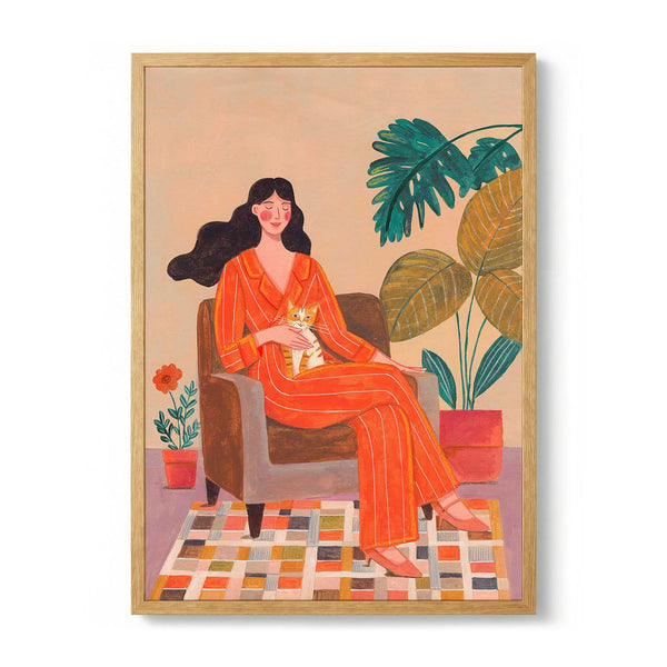Woman with cat in living room with warm earth tones door Caroline Bonne Müller