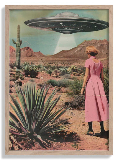 Hovering UFO door Samantha Hearn