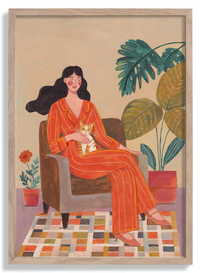 Woman with cat in living room with warm earth tones door Caroline Bonne Müller
